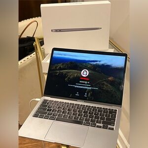 2020 Macbook Air 13 inch
Space Gray
Works great!
Charger and box included
